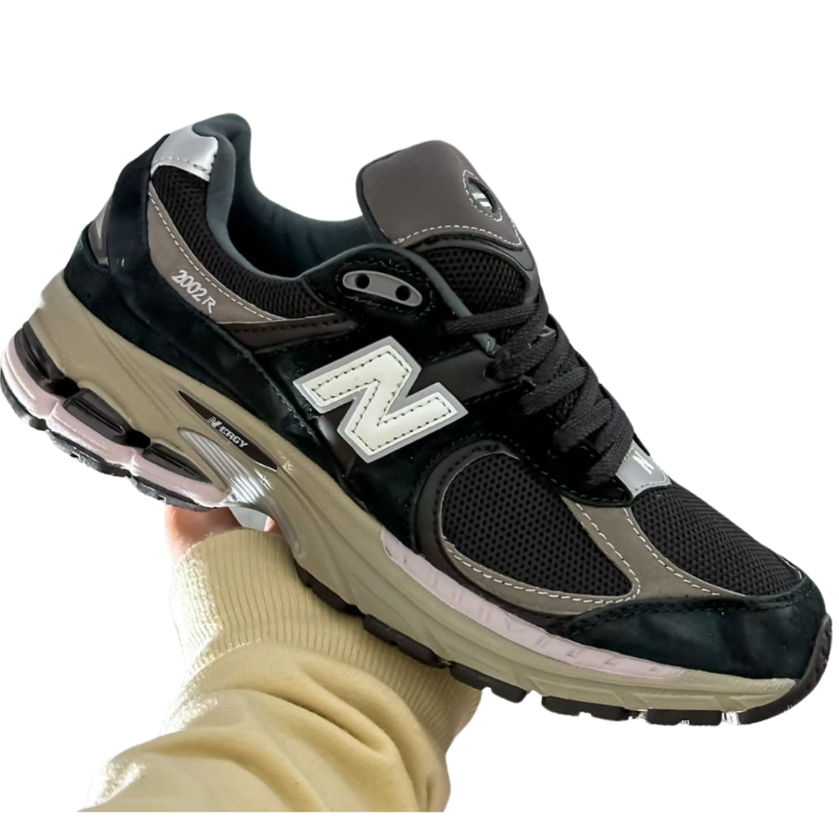 ZAPATILLAS NEW BALANCE ENERGY 2002R HOMBRE en Onlineshoppingcenterg Las ZAPATILLAS NEW BALANCE ENERGY 2002R HOMBRE son la elección perfecta para aquellos que buscan comodidad, estilo y rendimiento en su calzado. En Onlineshoppingcenterg, te ofrecemos una amplia gama de modelos para que encuentres justo lo que necesitas. Este artículo está diseñado para resolver todas tus dudas y ayudarte a tomar la mejor decisión si estás considerando comprar las New Balance 2002R.  ¿Por qué elegir las ZAPATILLAS NEW BALANCE ENERGY 2002R HOMBRE? Las ZAPATILLAS NEW BALANCE ENERGY 2002R HOMBRE se han convertido en una referencia en el mundo del calzado deportivo y casual gracias a su diseño innovador y tecnología avanzada. Estas zapatillas combinan confort y durabilidad, lo que las convierte en una excelente opción para el uso diario y actividades deportivas.  1. Comodidad y Estilo en un Solo Paquete El modelo New Balance 2002R se caracteriza por su excelente amortiguación y soporte, lo que lo hace perfecto para caminar largas distancias o para tu rutina de ejercicios. Además, las New Balance 2002R Hombre tienen un diseño moderno que se adapta a cualquier estilo, ya sea para ocasiones casuales o deportivas.  Si buscas un color neutro pero elegante, las New Balance 2002R Grey o las New Balance 2002R Black son una opción popular entre los usuarios. Por otro lado, si prefieres un look más atrevido, puedes optar por las New Balance 2002R Protection Pack, un modelo que ha revolucionado el mercado con su estilo único.  2. Tecnología Avanzada para Mayor Rendimiento Las ZAPATILLAS NEW BALANCE ENERGY 2002R HOMBRE están diseñadas con tecnología de punta para mejorar tu experiencia. Con la integración del sistema de amortiguación N-ergy y la suela Stability Web, este calzado te proporciona una pisada cómoda y segura en cualquier terreno. Además, si buscas protección adicional para condiciones climáticas adversas, las New Balance 2002R Gore-Tex son ideales gracias a su resistencia al agua y durabilidad.  Otro modelo destacado es el New Balance M2002RCA, que incluye un diseño retro pero con las mejoras tecnológicas modernas que garantizan comodidad y estilo.